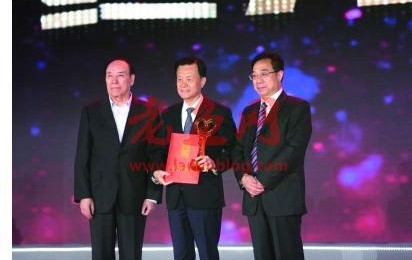 32岁靠炒股赚到第一桶金，一路打拼40年，如今身价950亿
